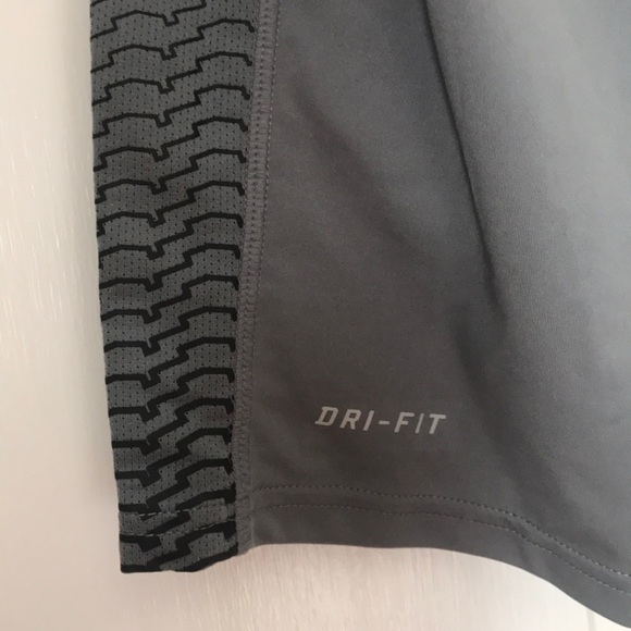 Men’s NIKE Dri Fit Running Shirt - Picture 4 of 7